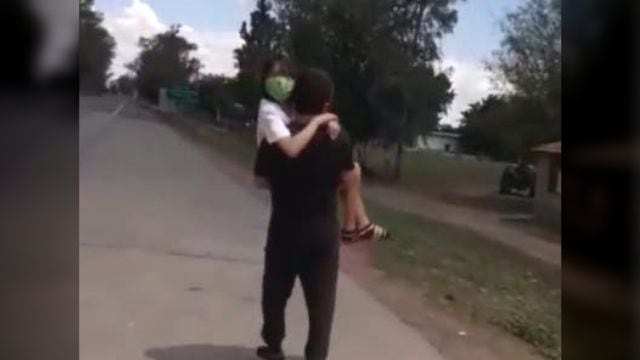 Indignante: cruzó con su hija enferma en brazos caminando de Tucumán a Santiago porque no lo dejaban entrar