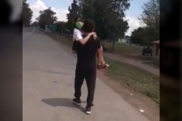 Indignante: cruzó con su hija enferma en brazos caminando de Tucumán a Santiago porque no lo dejaban entrar