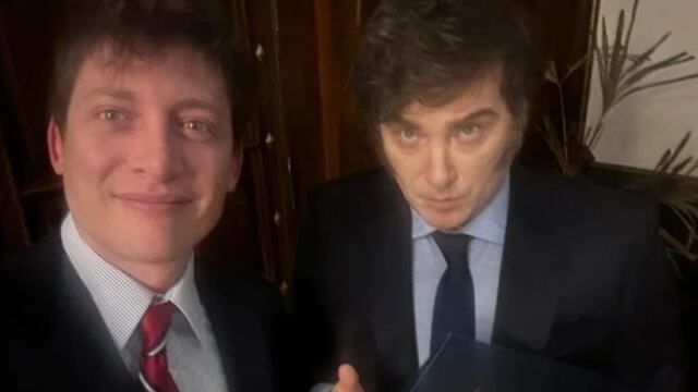 La polémica interrupción de Santiago Caputo en plena entrevista de Javier Milei que se volvió viral