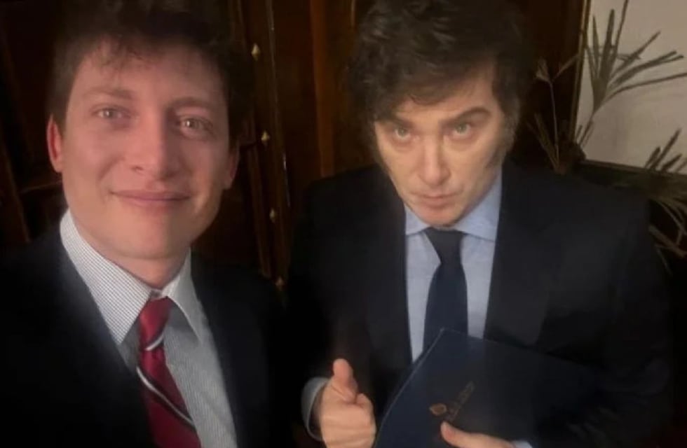 La polémica interrupción de Santiago Caputo en plena entrevista de Javier Milei que se volvió viral