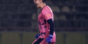 El festejo de Alan Aguerre luego de atajar uno de los penales que contuvo en la definición. (Prensa Talleres)