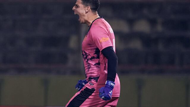 El festejo de Alan Aguerre luego de atajar uno de los penales que contuvo en la definición. (Prensa Talleres)