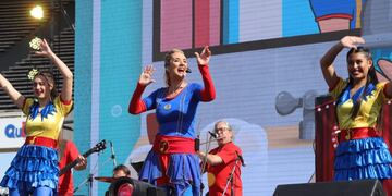 Ahora con el nombre de Soy Solcito, la hija de Piñón Fijo hizo su show en el Kempes.