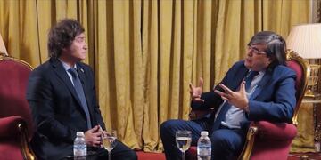 Milei y Bayly. El peruano entrevistó al candidato.