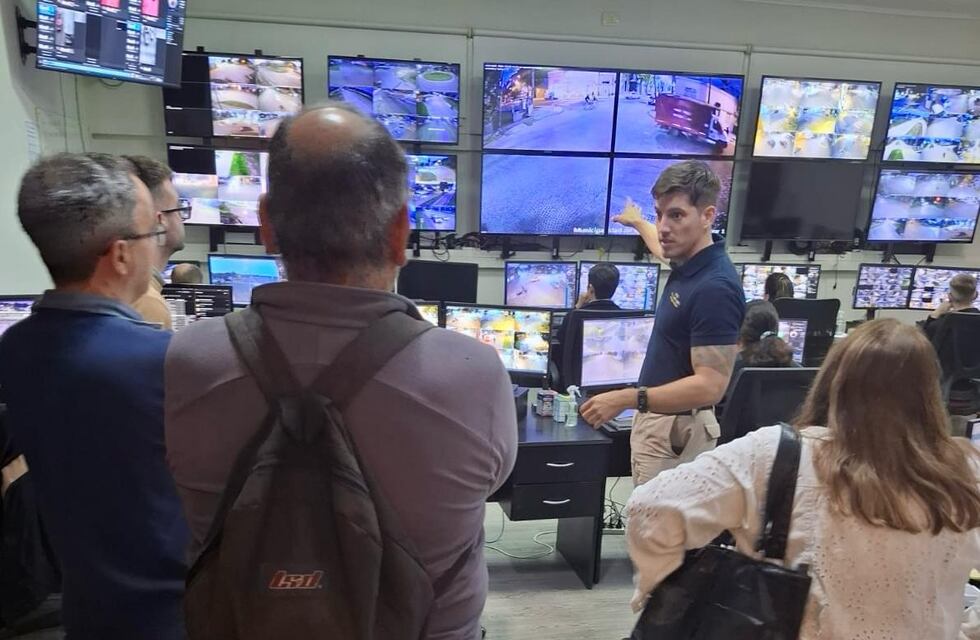 El monitoreo en primera persona: vecinos del barrio 30 de Octubre visitaron el centro de vigilancia