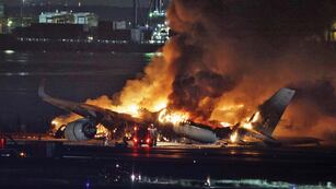 Avión prendido fuego en el aeropuerto de Haneda (Tokio) en Japón. Foto: AP