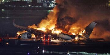 Avión prendido fuego en el aeropuerto de Haneda (Tokio) en Japón. Foto: AP