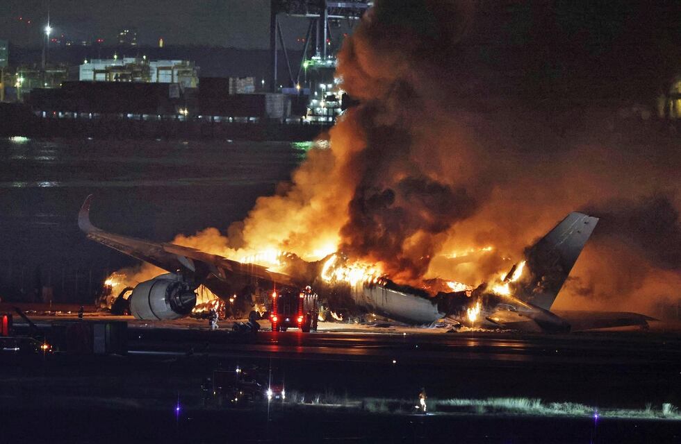 Un avión se incendió en una pista de Japón, hubo cinco muertos y debieron evacuar a casi 400 personas