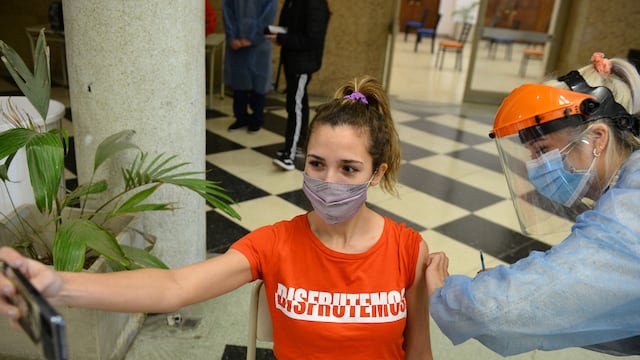 ID:4937601 Vacunacion vacuna a jovenes Covid 19 vacuna joven Selfie
Vacuna Sinopharm. covid 19
Lugar Pabellon Argentina centro vacunatorio
Sabado 10 Julio 2021
Fotografia Jose Gabriel Hernandez
