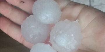 Granizo de importante tamaño cayó sobre varios distritos de San Rafael durante esta tarde. Gentileza
