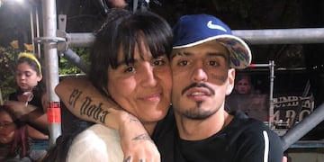 Aranda y su hijo en el backstage de uno de los últimos recitales que dio El Noba. (Gentileza Vanesa Aranda/TN).