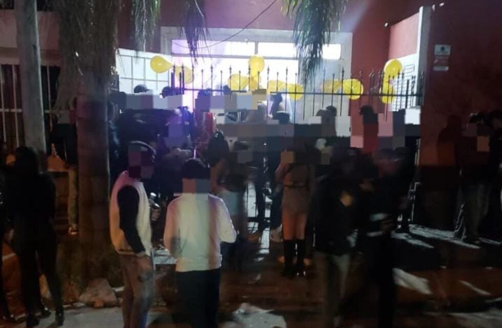 Clausuraron dos fiestas clandestinas en Córdoba con más de 300 personas