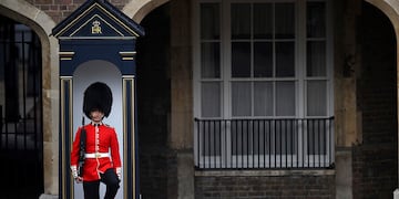 Un guardia real se desmayó mientras custodiaba el féretro de la Reina Isabel.