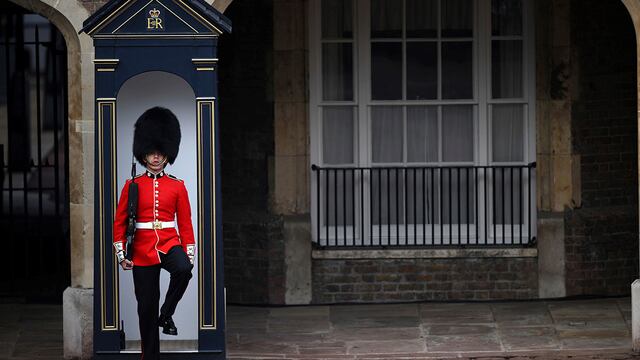 Un guardia real se desmayó mientras custodiaba el féretro de la Reina Isabel.