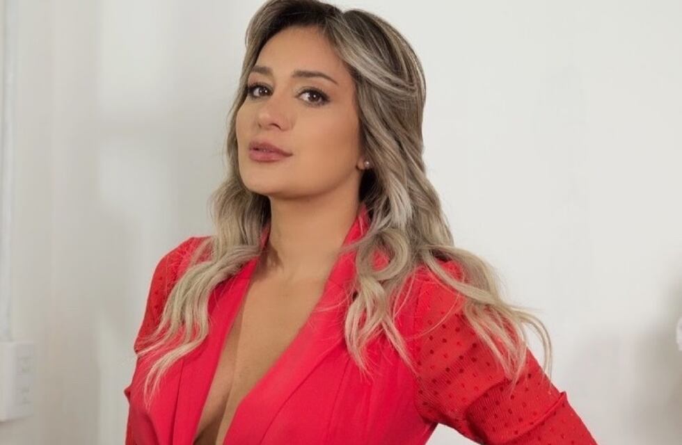 Cande Correa, la exconcejal fit, anunció un nuevo proyecto con fotos en microbikini roja desde el dique Cabra Corral