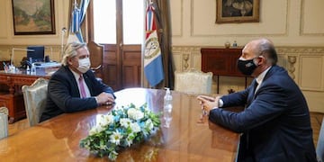 Alberto Fernández se reunió con Omar Perotti en Rosario y fue sorprendido por una protesta