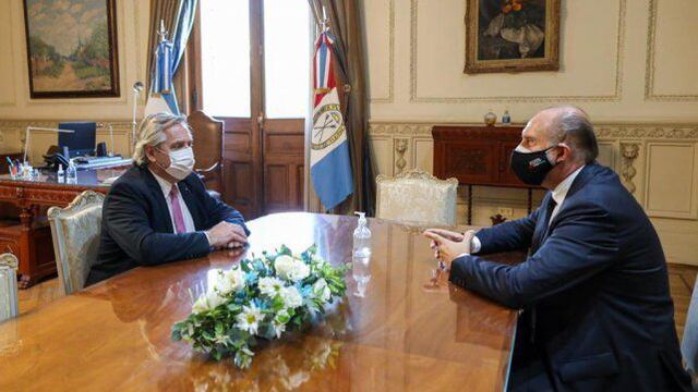 Alberto Fernández se reunió con Omar Perotti en Rosario y fue sorprendido por una protesta
