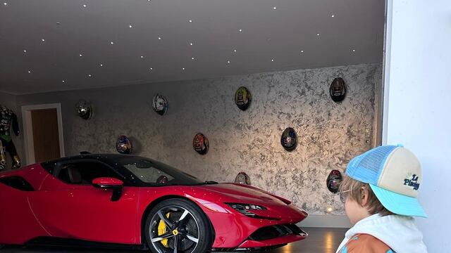 Los videos del nene conduciendo son compartidos por sus padres en una cuenta oficial de Instagram.