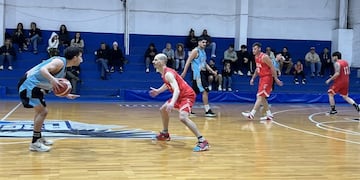 Ateneo derrotó con lo justo a La Falda. (Foto: Gente de Básquet).
