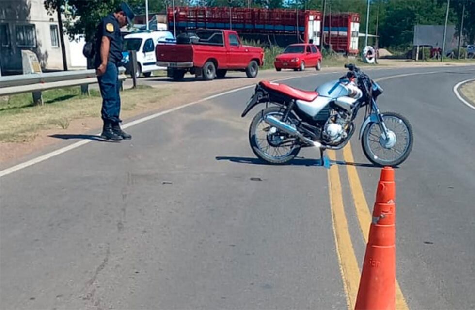 Conducía ebrio una moto y cayeron al asfalto: tenía 1,90 de alcohol en sangre