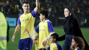 Georgina Rodríguez y Cristiano Ronaldo junto a su familia en un partido del Al-Nassr
