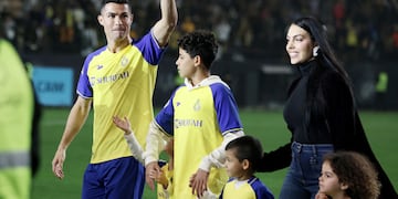 Georgina Rodríguez y Cristiano Ronaldo junto a su familia en un partido del Al-Nassr