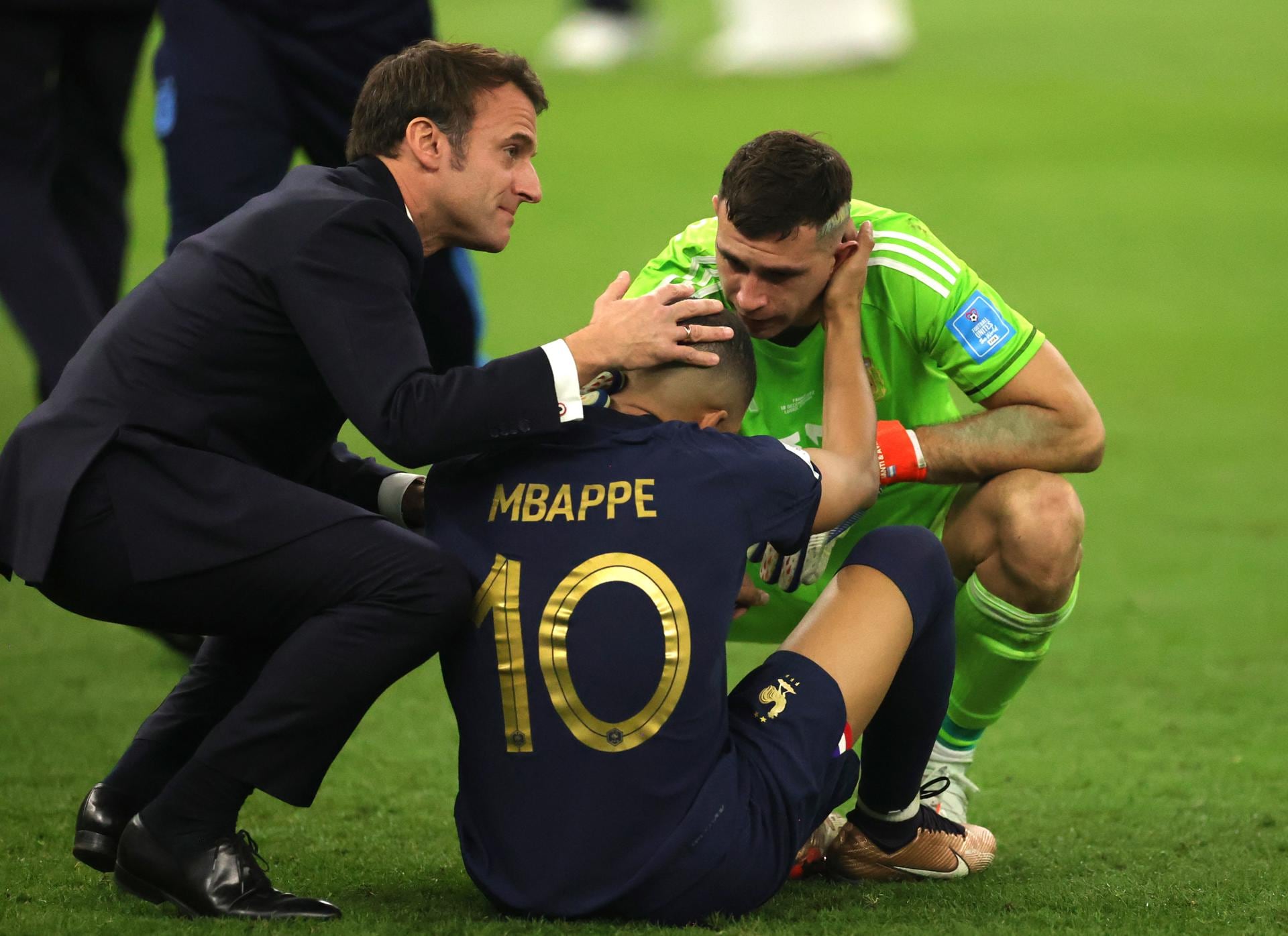 Lusail (Qatar), 18/12/2022.- French President Emmanuel Macron (L) comforts Kylian Mbappe of France after the penalty shoot-out of the FIFA World Cup 2022 Final between Argentina and France at Lusail stadium, Lusail, Qatar, 18 December 2022. (Mundial de Fútbol, Francia, Estados Unidos, Catar) EFE/EPA/Friedemann Vogel