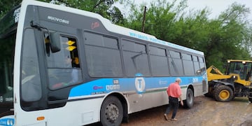 La pala mecánica también terminó atorada.