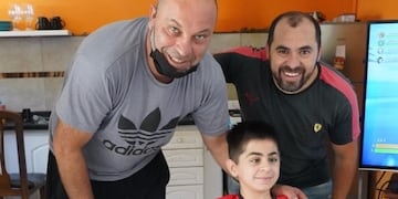 El ídolo albirrojo le llevó dos camisetas oficiales de la Gloria