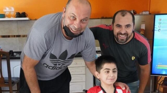 José y Tomás Mansilla junto a Miliki Jiménez.