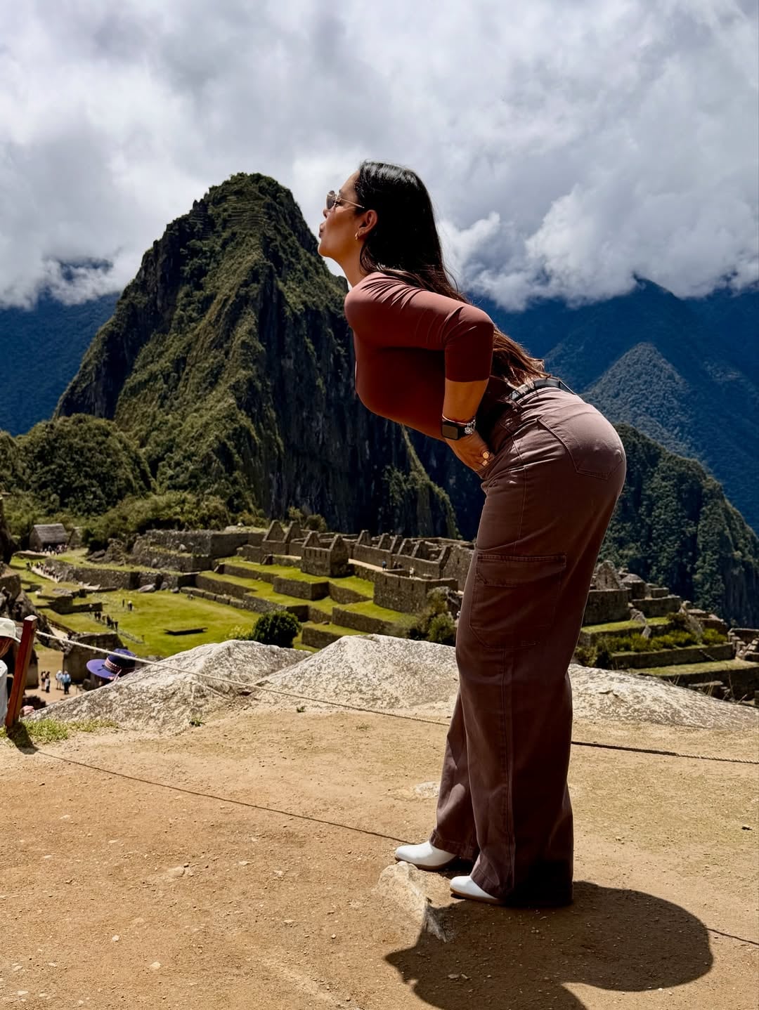 Desde el Machu Picchu, Larissa Riquelme revolucionó Instagram con el look que eligió para explorar una de las 7 Maravillas del Mundo