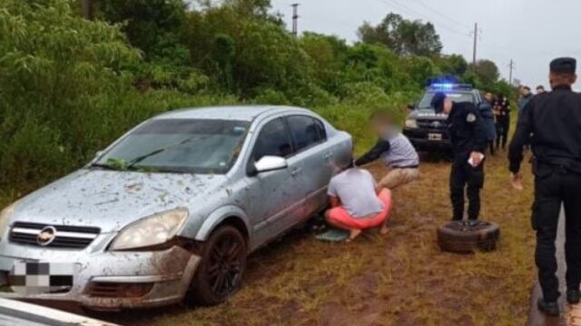 Capioví: mordió un espejo de agua y despistó con su vehículo.