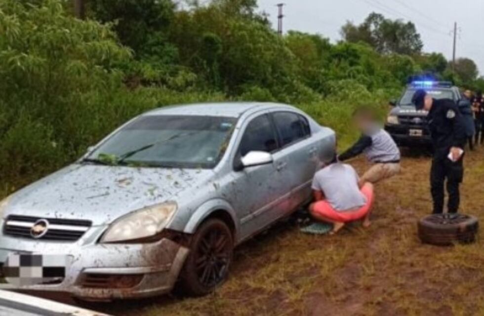 Capioví: mordió un espejo de agua y despistó con su vehículo