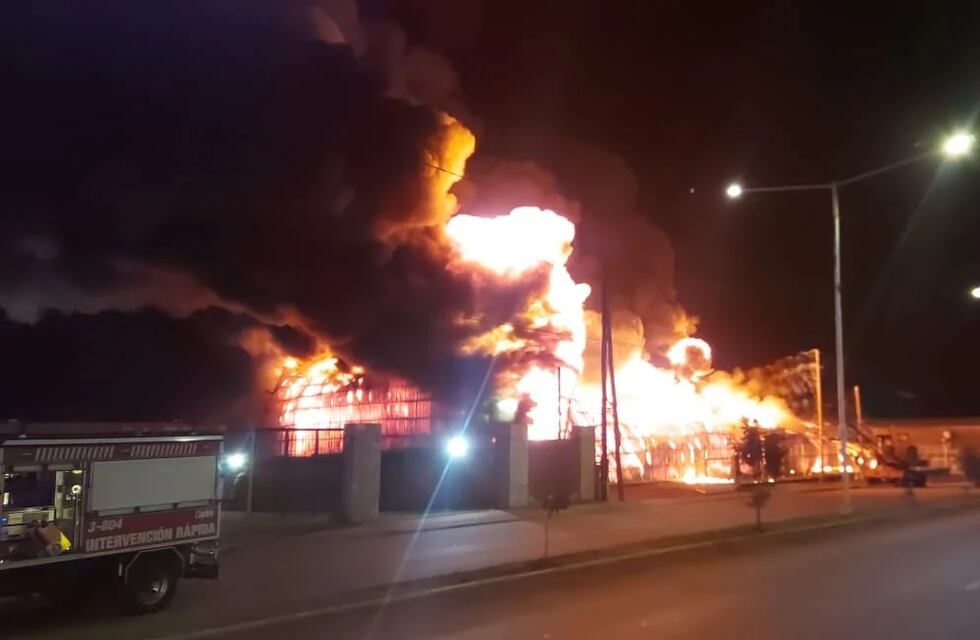 Un ladrón amenazó a una mujer embarazada y prendió fuego su casa de Comodoro, dejándola en la calle con su familia