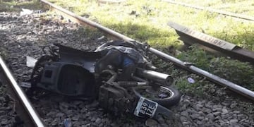 Se produjo este sábado un accidente en San Martín en donde falleció la conductora de una moto y su acompañante resultó con lesiones graves. Chocaron contra un tren.