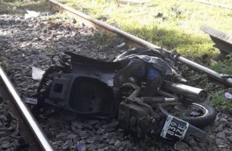 Accidentes fatales en San Martín que involucraron una moto contra un tren y un auto frente a un camión