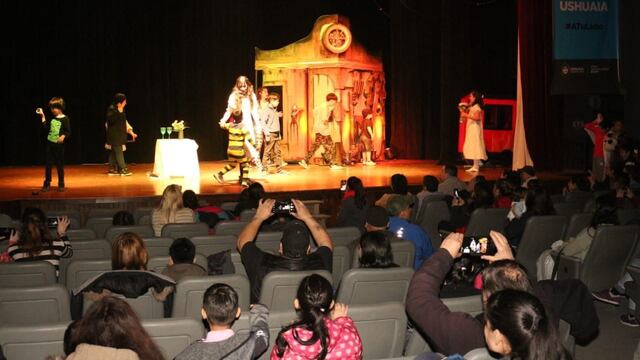 Ushuaia: la obra de teatro “Un viaje en el tiempo” fue un éxito