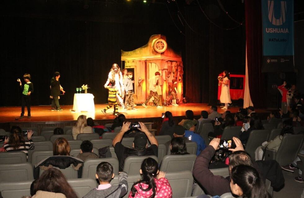 Ushuaia: la obra de teatro “Un viaje en el tiempo” fue un éxito