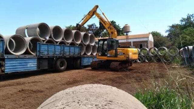 Realizan obras de mejoras urbanas en Puerto Iguazú.