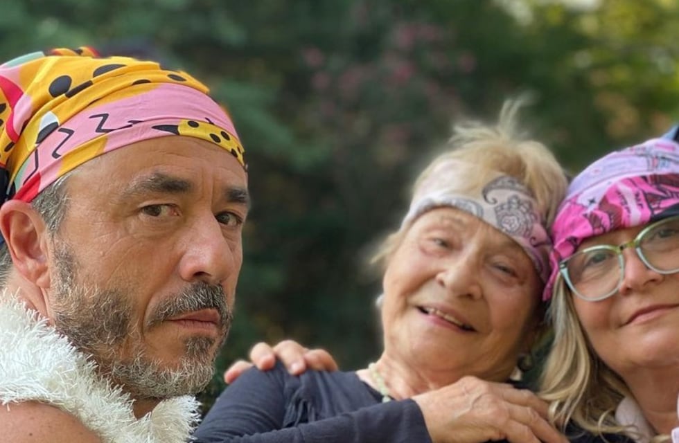 Pablo Granados y su mamá desfilaron juntos en un video por el Día de la Mujer