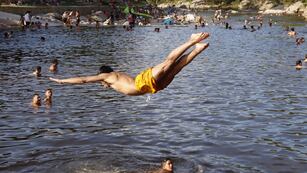 Vacaciones con altas temperaturas en el comienzo del verano. Balneario El Fantasio Carlos Paz. Foto Yanina Bouche