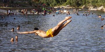 Vacaciones con altas temperaturas en el comienzo del verano. Balneario El Fantasio Carlos Paz. Foto Yanina Bouche