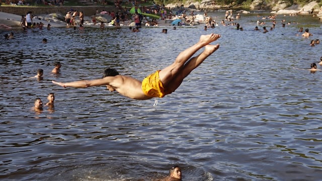 Vacaciones con altas temperaturas en el comienzo del verano. Balneario El Fantasio Carlos Paz. Foto Yanina Bouche