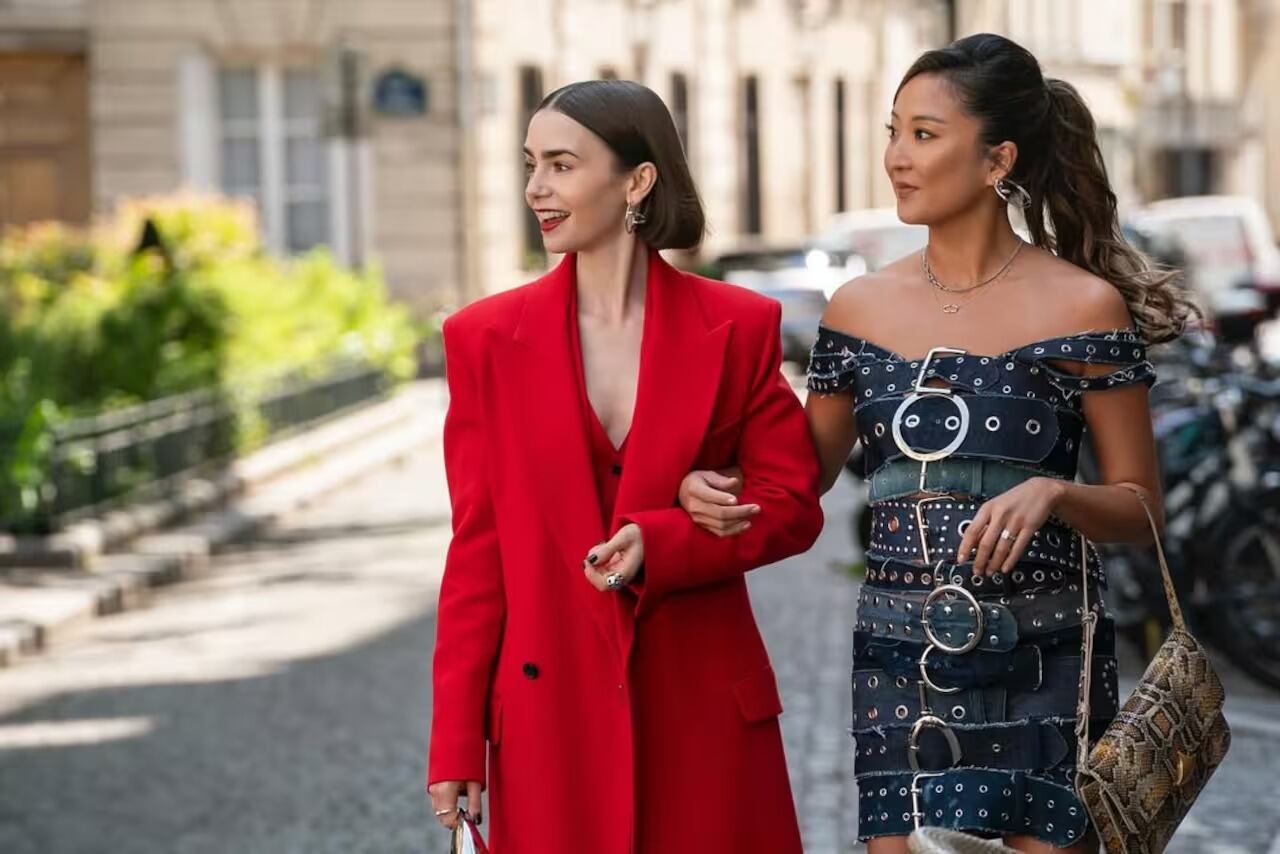 Emily junto a su mejor amiga, Mindy Chen.