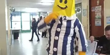 Un hombre se vistió como las "Bananas en Pijamas" y fue a votar