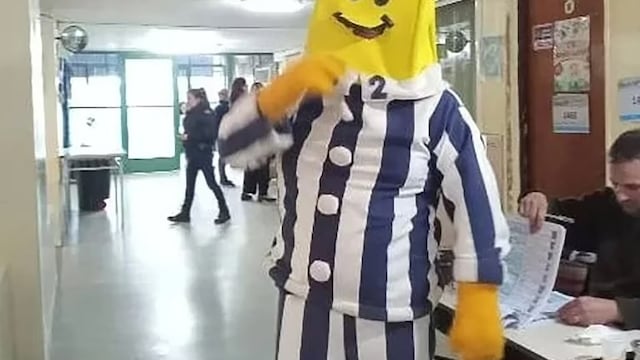 Un hombre se vistió como las "Bananas en Pijamas" y fue a votar