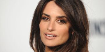 Con escote y capa, Penélope Cruz fue la protagonista de la Met Gala 2023 a los 49 años.