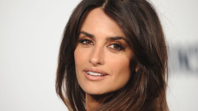 Con escote y capa, Penélope Cruz fue la protagonista de la Met Gala 2023 a los 49 años.