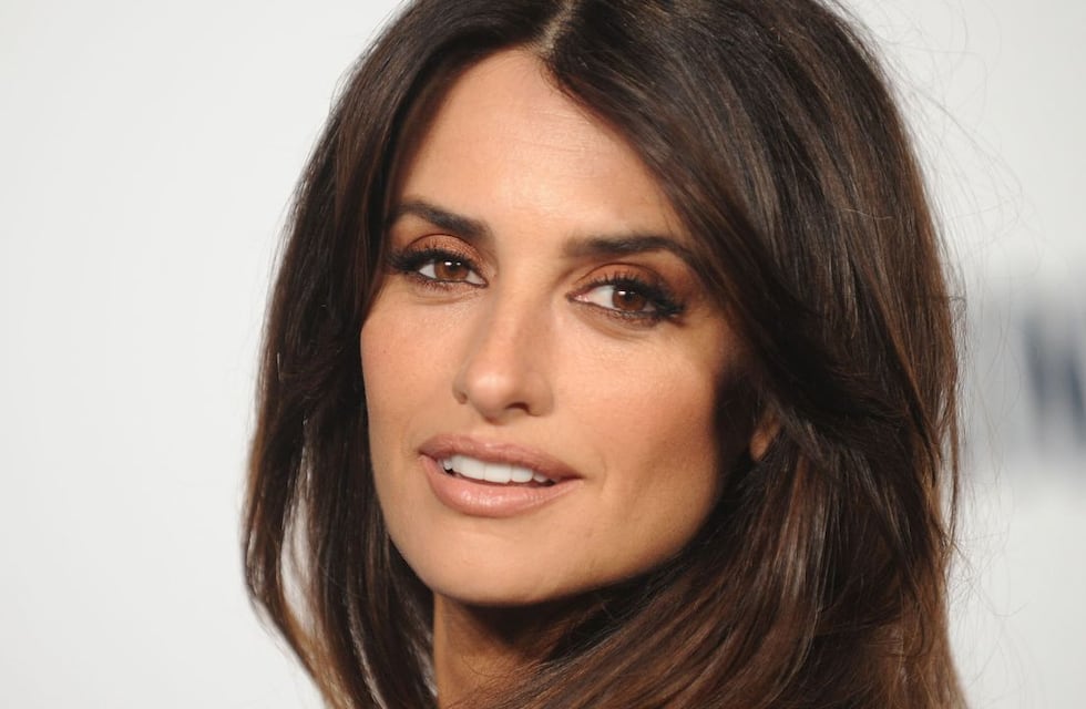 Con escote y capa, Penélope Cruz la rompió en la Met Gala a los 49 años