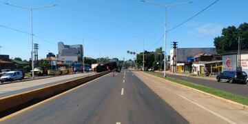 Posadas: accidente sobre avenida Quaranta terminó con un camión volcado.